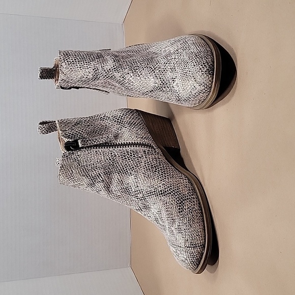 Very G Snakeskin Texture Booties / Ankle Boots. Size 8, Excellent Condition! - Picture 1 of 6